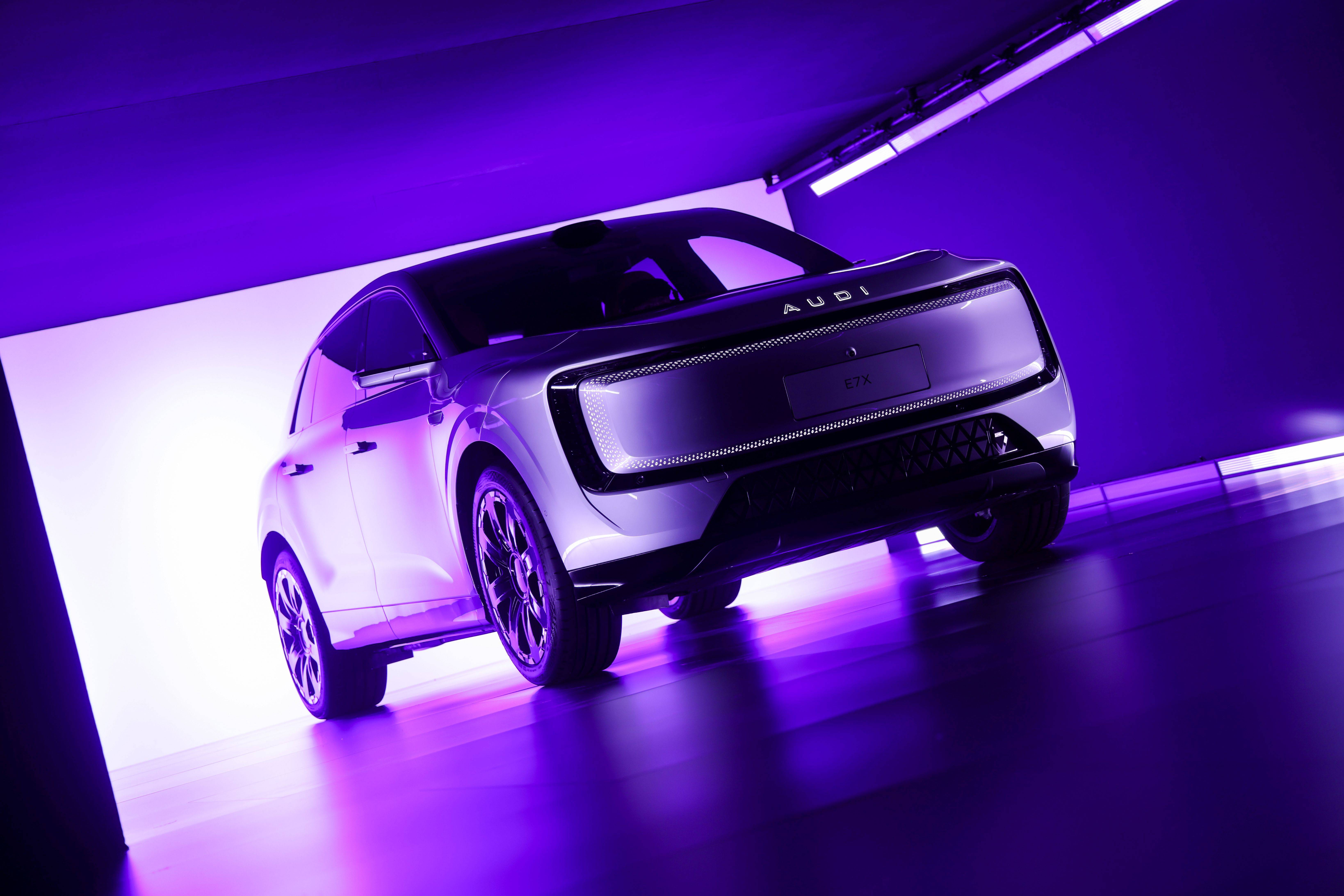 《卷疯豪华纯电SUV！奥迪 E7X 开启预售 限时28.98万元起》