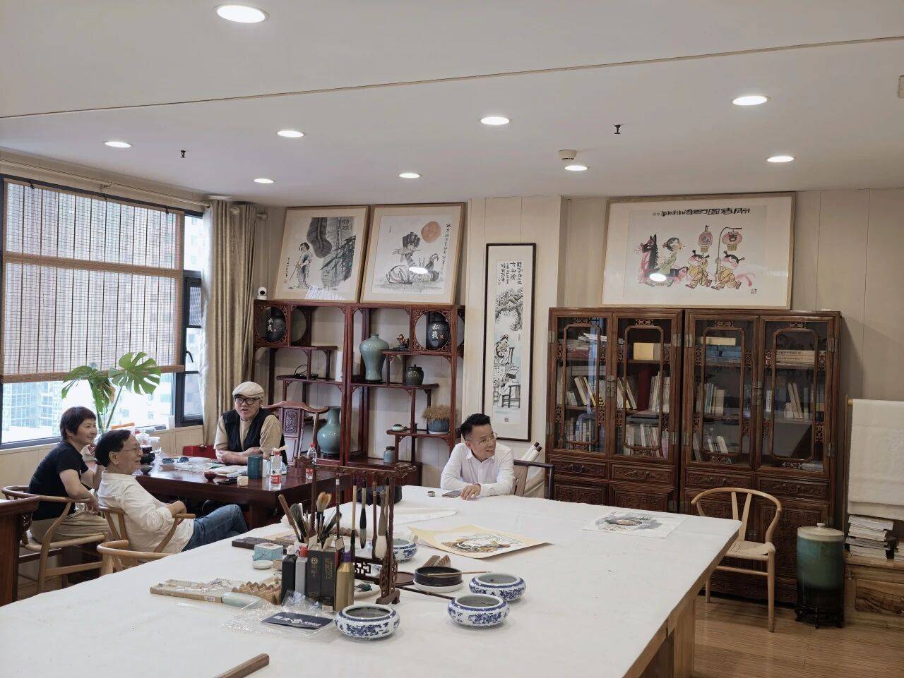 玉和醋文化博物馆馆长袁立拜访著名画家俞成林