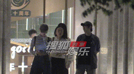 殷桃与年轻男士聚会同车归家 两人松弛熟络默契足