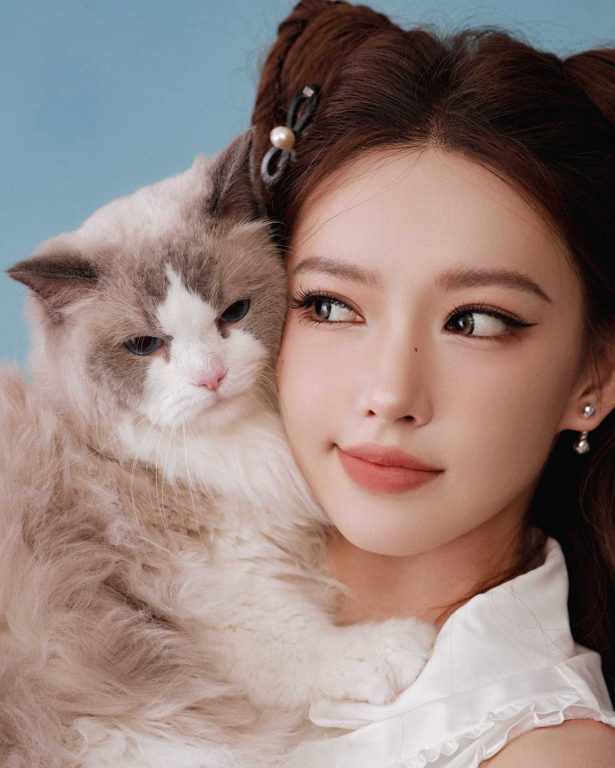 程潇化身娇俏猫女郎！与猫咪贴贴合影互动温馨有爱