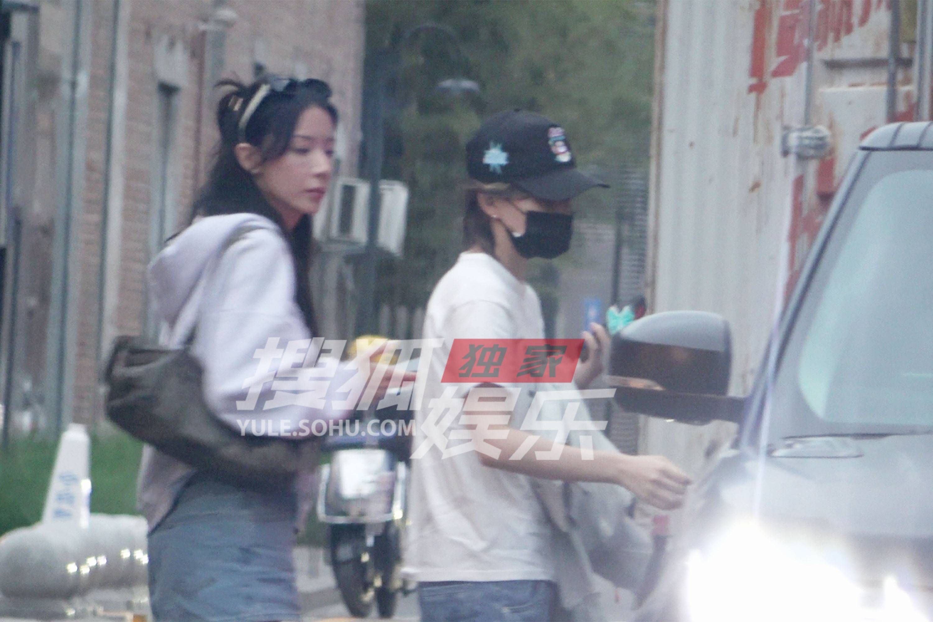 李斯丹妮和闺蜜逛街 路上情不自禁舞动身姿
