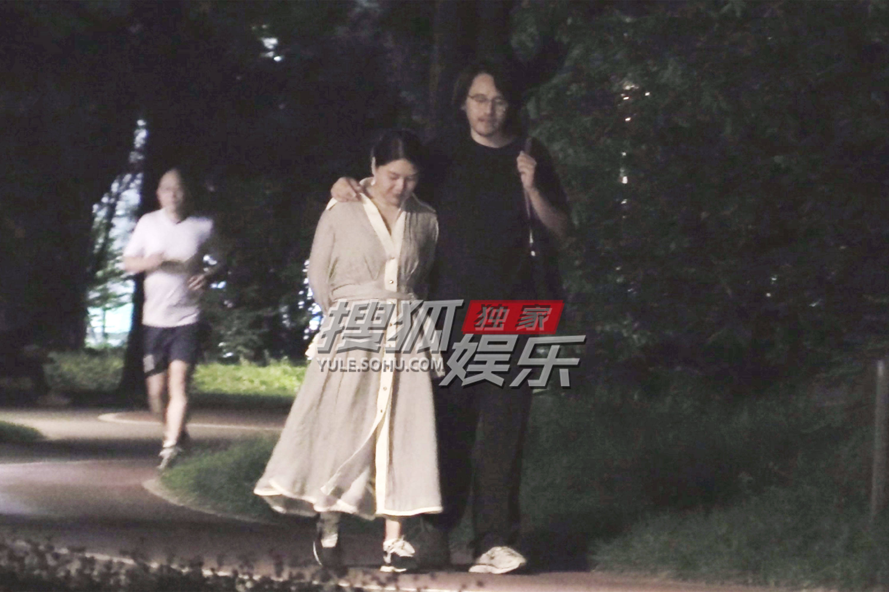 杨天真和帅哥公园挽臂散步 搂腰搭肩相聊甚欢