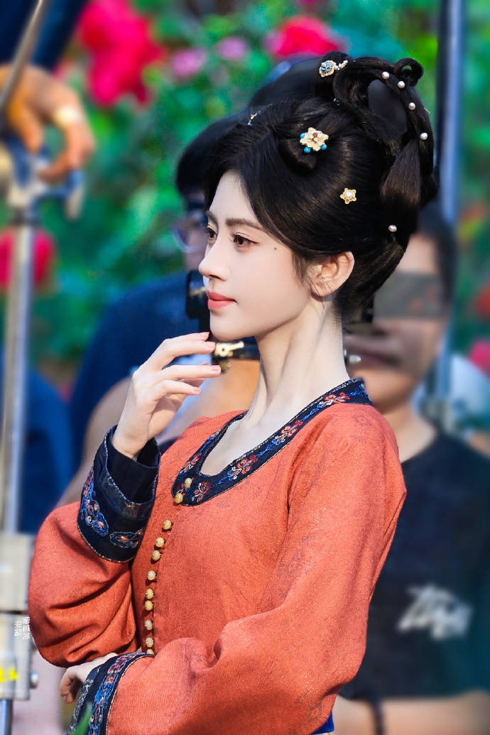 鞠婧祎身穿橘红汉服配双环发髻 温婉柔美古典气质十足