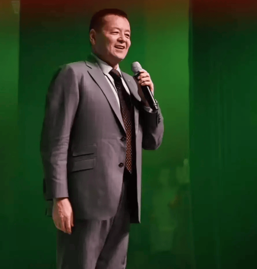 别再说奚梦瑶高攀、迪丽热巴逆袭!两位女星的爸爸才是隐藏大佬:底气全是原生家庭给的