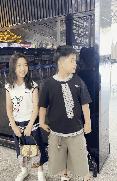 董璇女儿小酒窝和佟丽娅儿子朵朵出游 萌娃同框画面温馨和睦