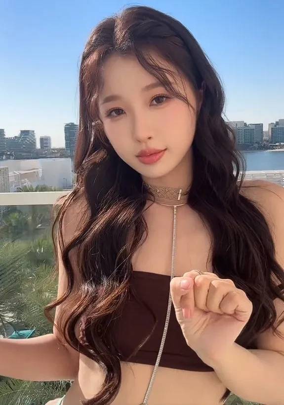 她解开了一颗扣子,全世界都不淡定了