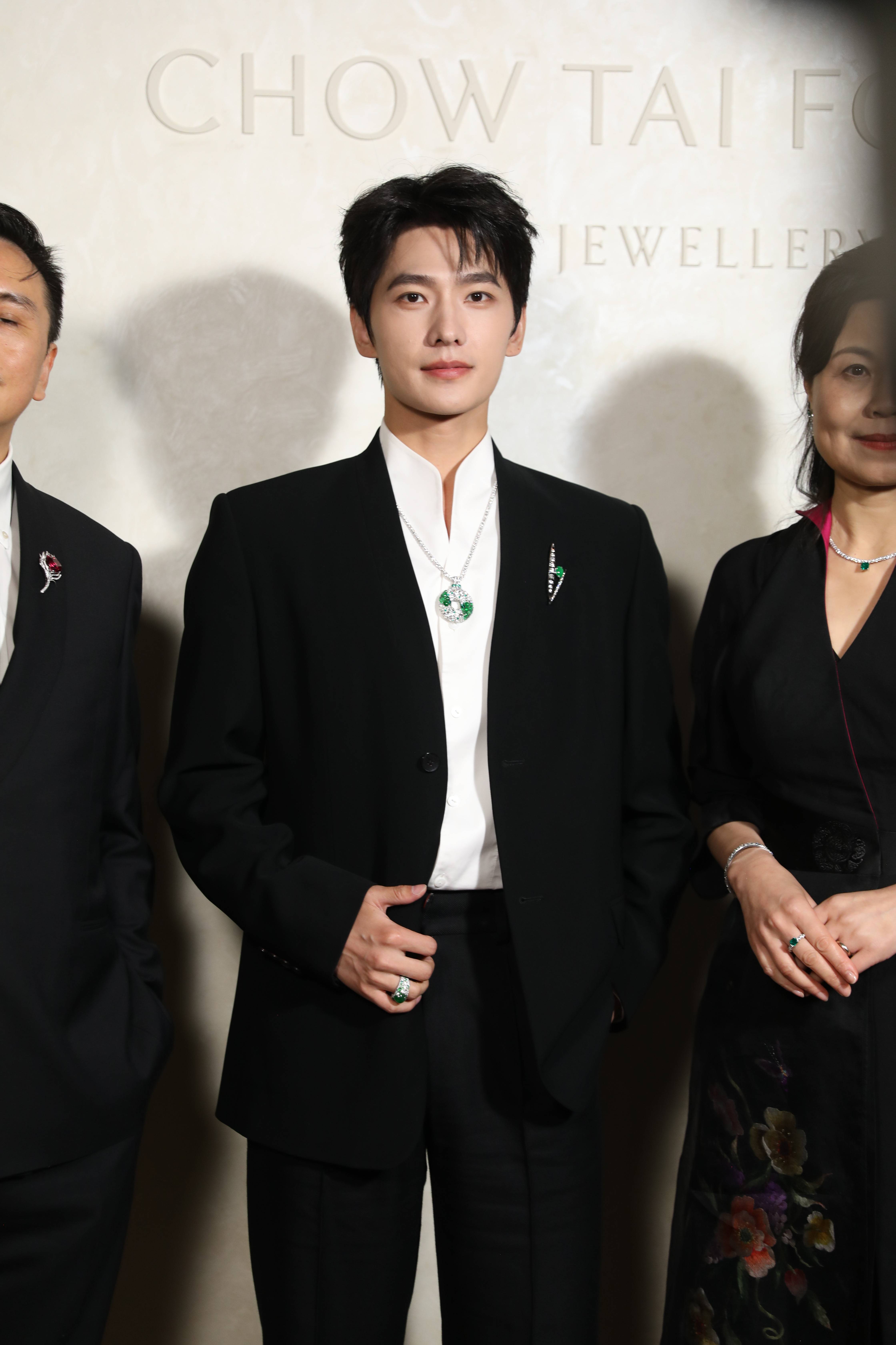 杨洋黑西装配珠宝时尚贵气 透露新剧已杀青期待放假旅行