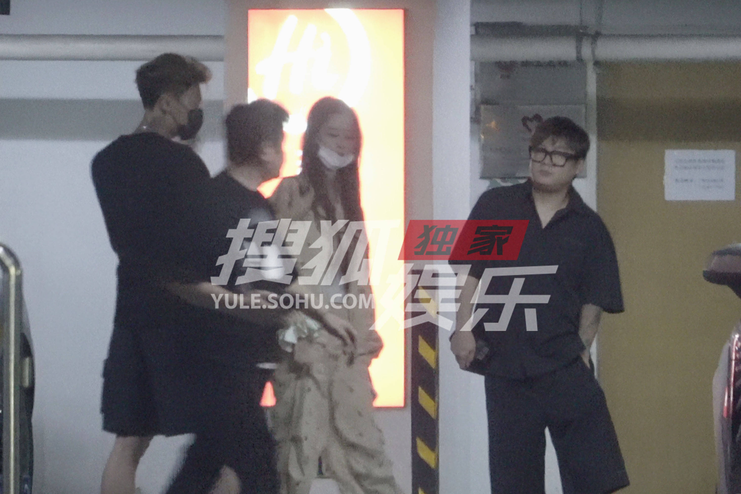 黄子韬搂着老婆自拍 徐艺洋配合比剪刀手满是默契
