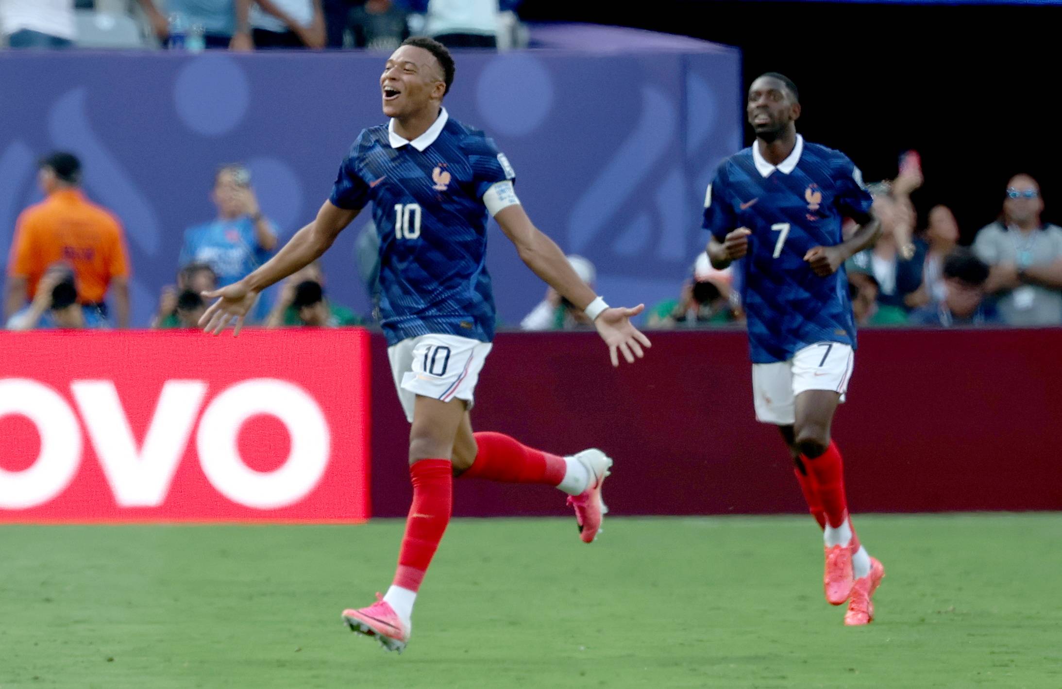 世界杯-姆巴佩2球 法国3-0完胜瑞典将战巴拉圭