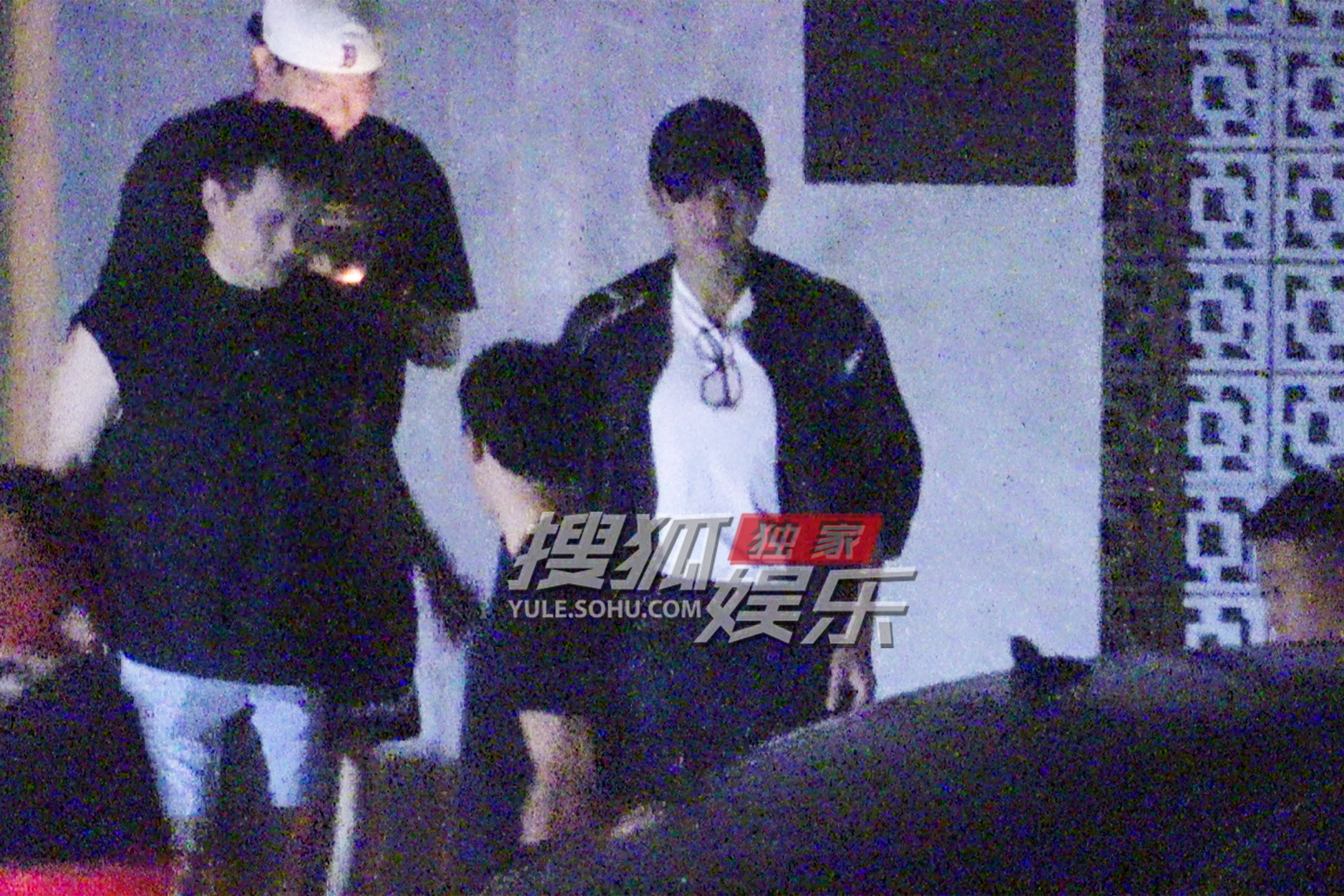 邓超深夜火锅局畅聊至凌晨 饭后拥抱好友不舍道别
