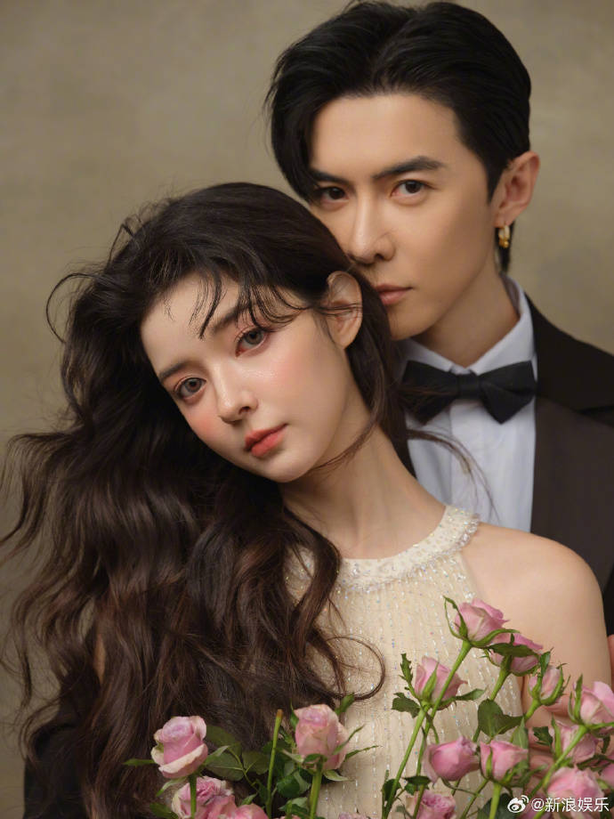 唐禹哲晒与妻子苏小轩婚纱照 两人深情对视甜蜜接吻