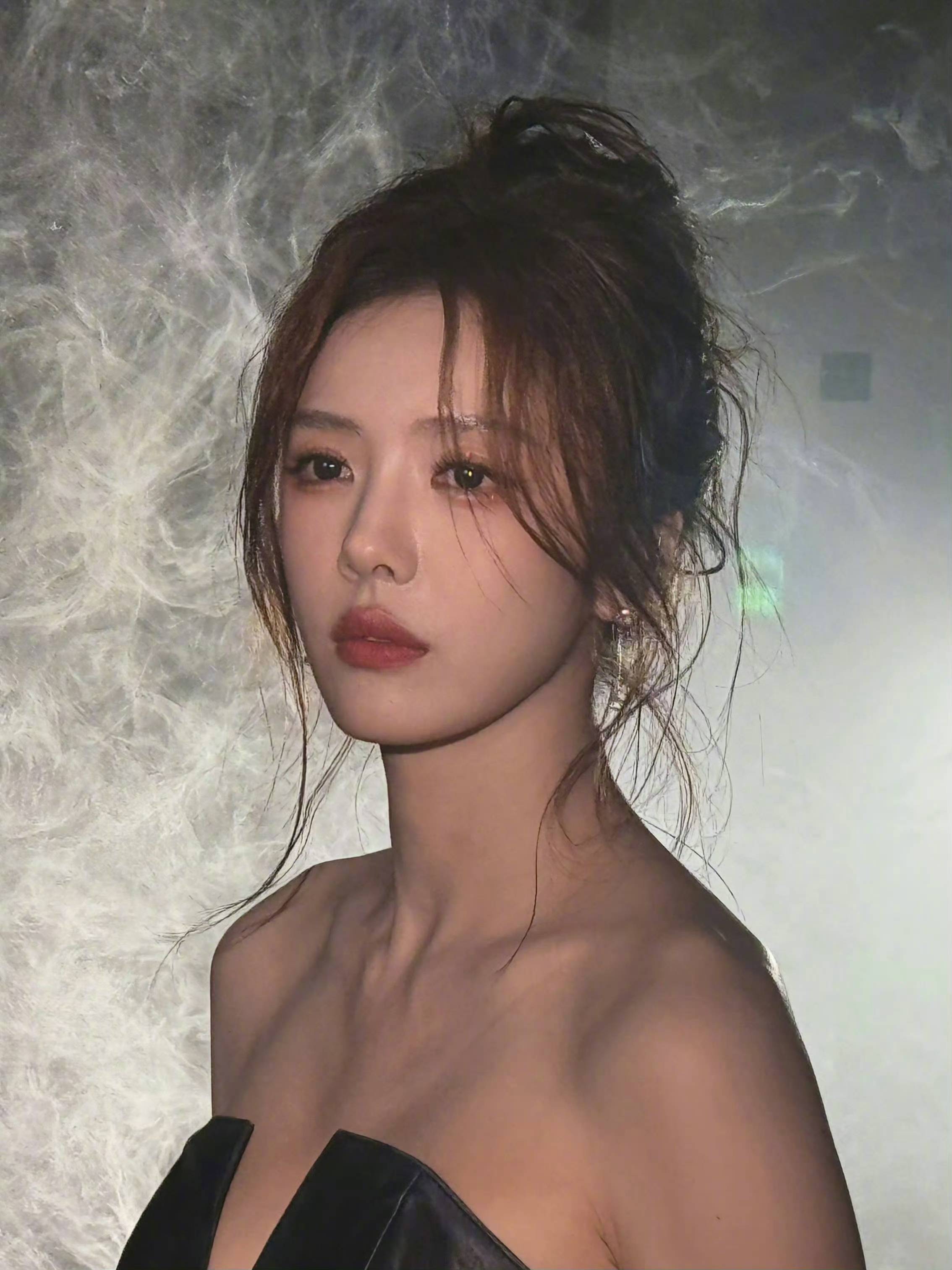 蔡文静酷飒黑皮衣混搭温柔白裙 甜酷反差感直接拉满