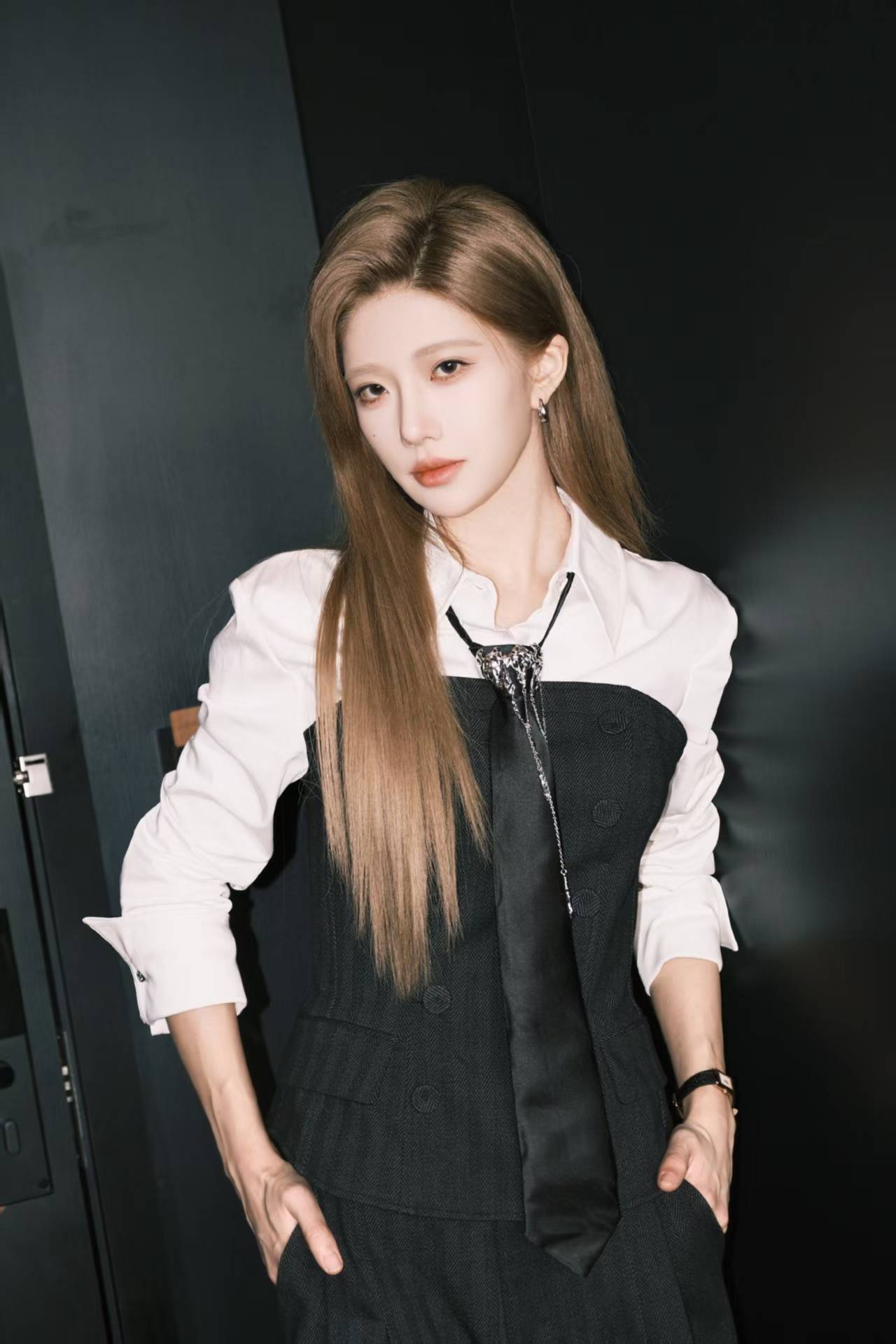 沈梦瑶白衬衫叠穿黑色抹胸西装套装 化身职场女BOSS又冷又飒