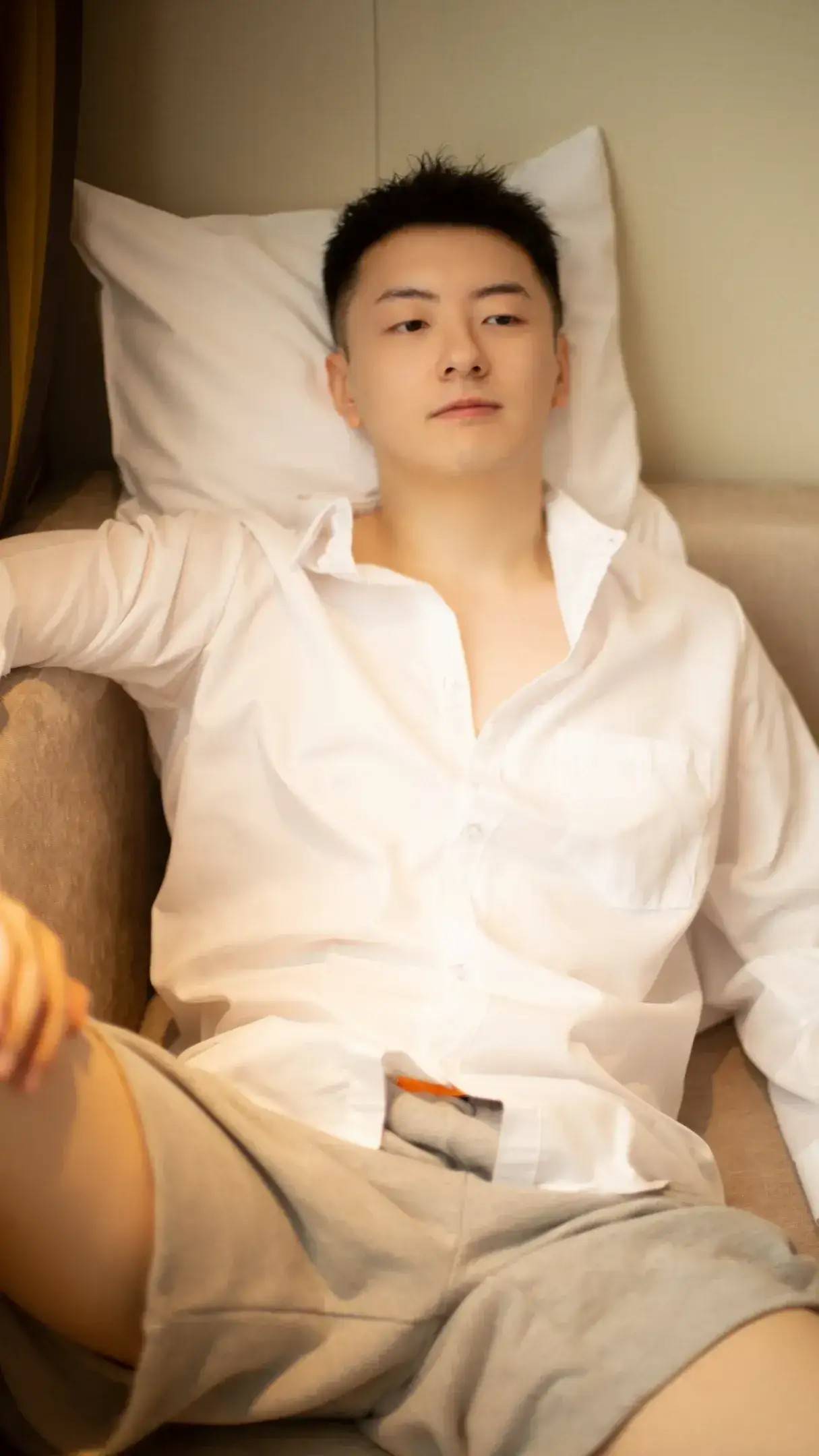 身姿挺拔,气质超凡:徐振宇诠释男人魅力的新标准