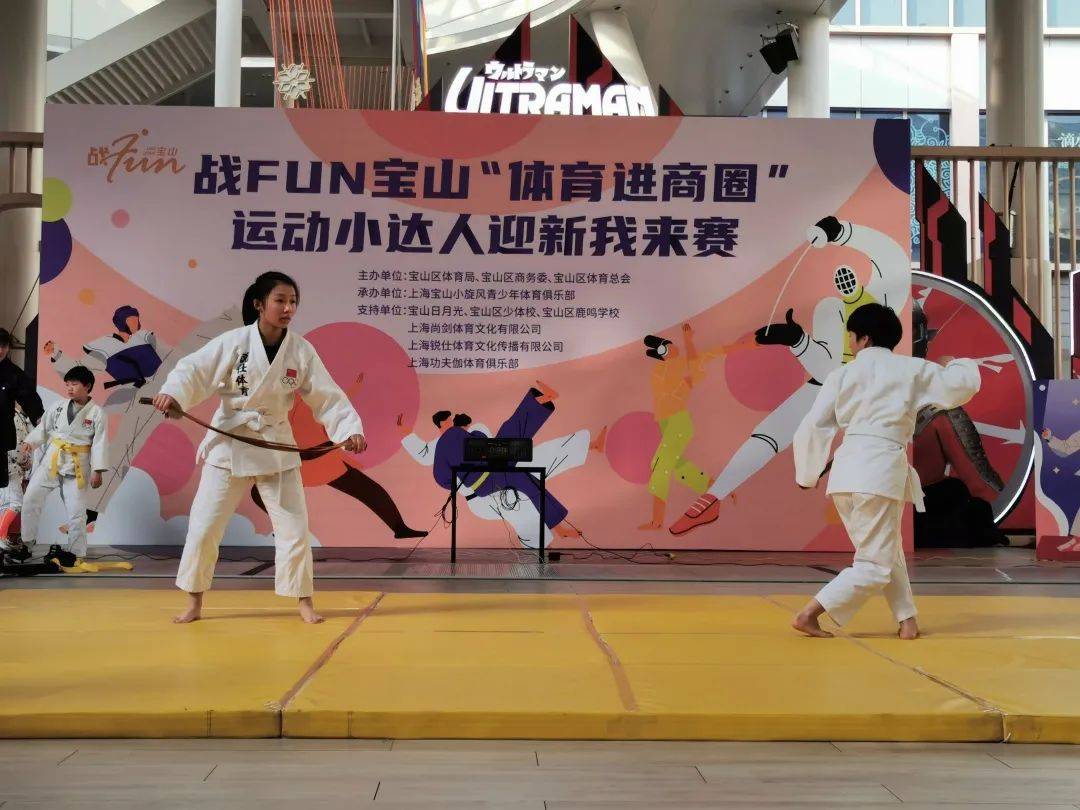 少年剑手们亮出手中的佩剑,在银色的赛道上演绎出击剑运动的精华,他们
