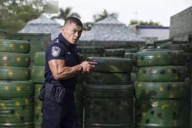 深圳肌肉特警爆刷朋友圈!这身材罪犯见了都要颤抖.