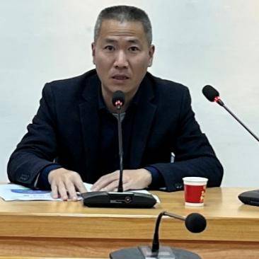 孔祥斌老师会议伊始,泉州五中张桂芳副校长致辞并向各位专家和老师的