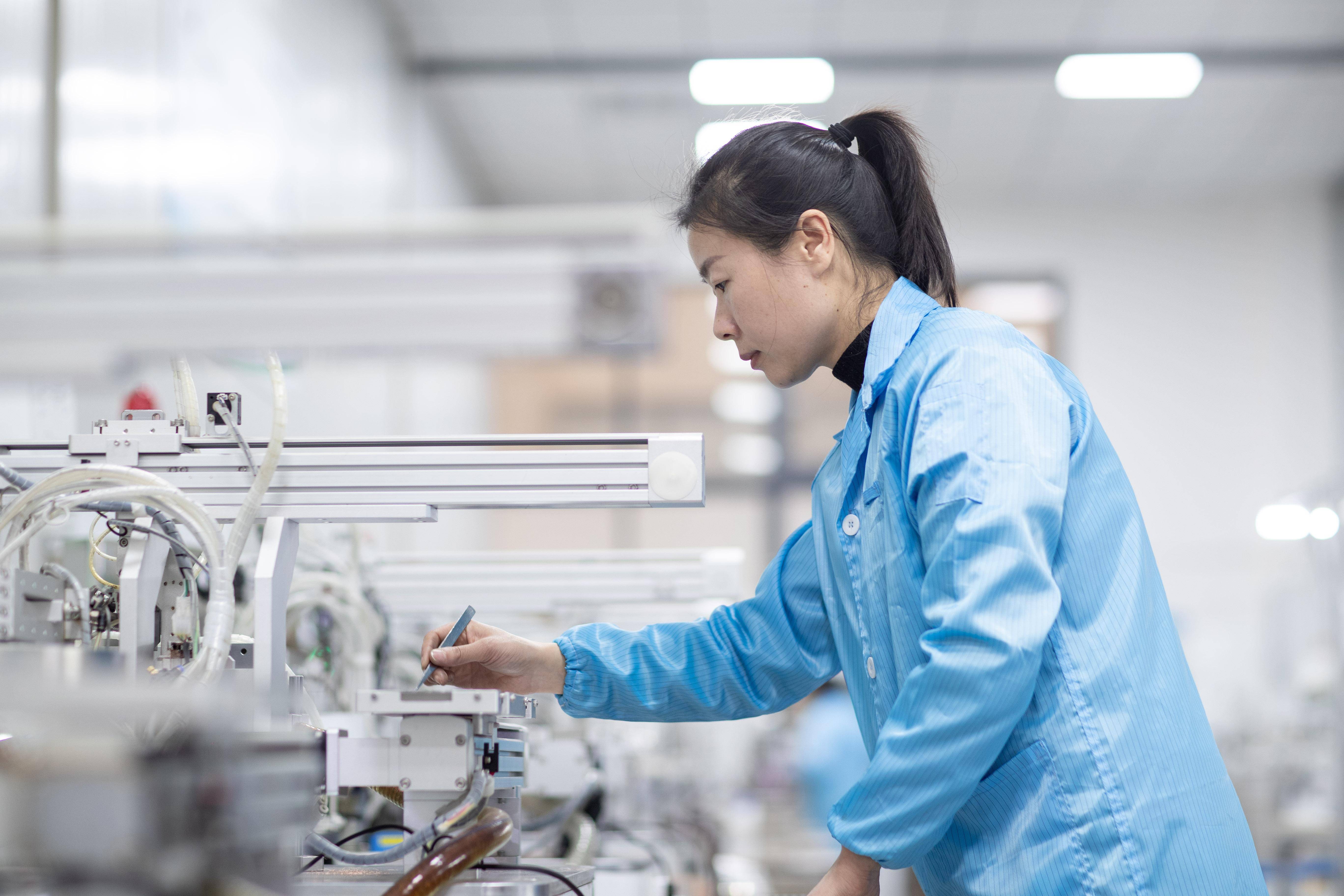 在河南省焦作市温县一家粮食加工机械装备企业,工人在车间工作