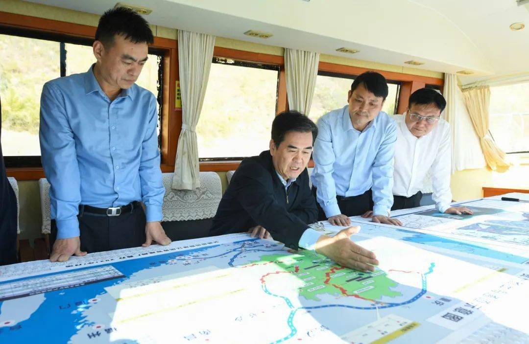 李炳军在罗甸县罗甸港,调研红水河航运开发和罗甸港规划建设情况.