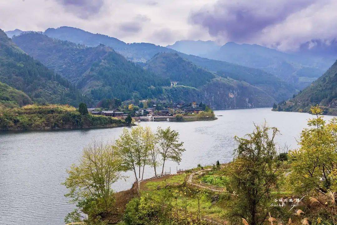 保靖县沙湾村地处酉水河畔,依山傍水,风景优美,别有一番水乡风光