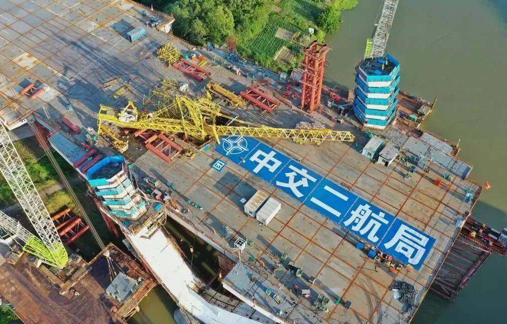 重庆钱桥公司现场班组长李秋林,技术负责人张存祥以及中交二航局二