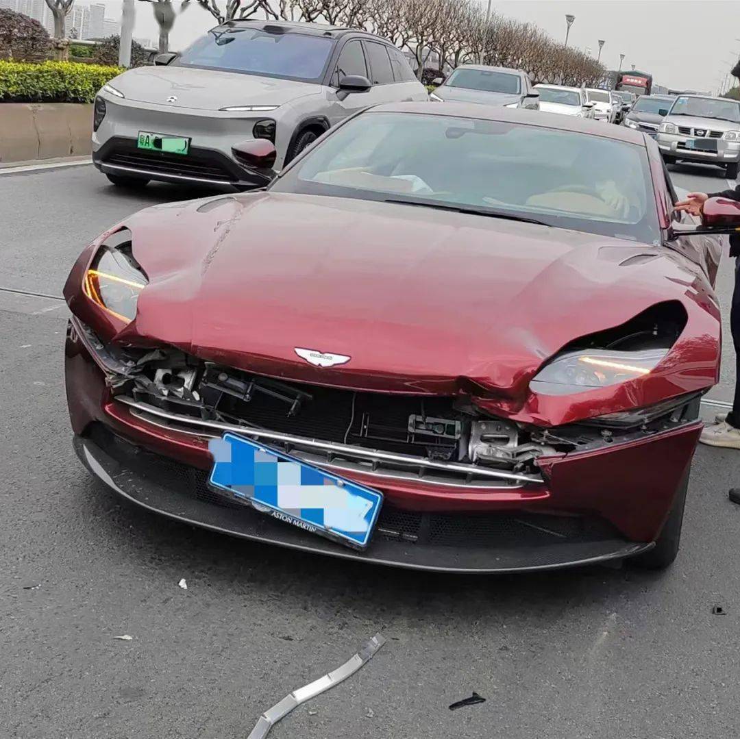 陈村旁"天价"车祸!_跑车_事故_网友