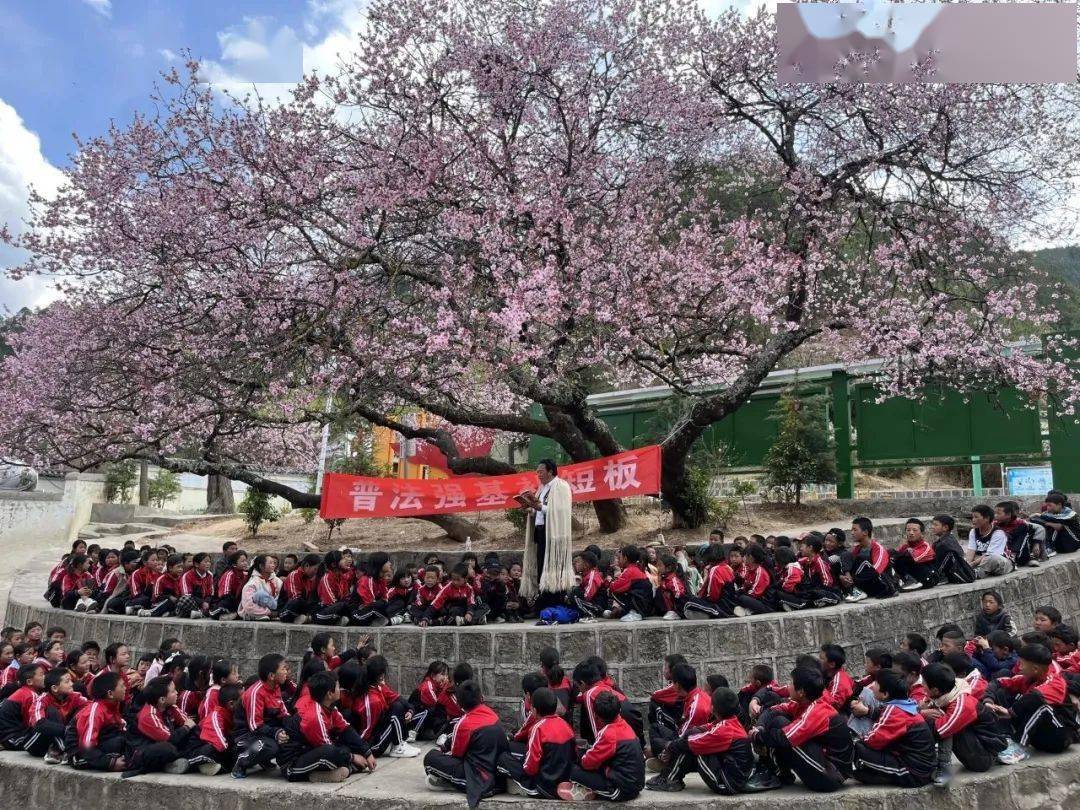 如今他继续怀揣着自己的"法治初心",一步步走向了更为广阔的大凉山