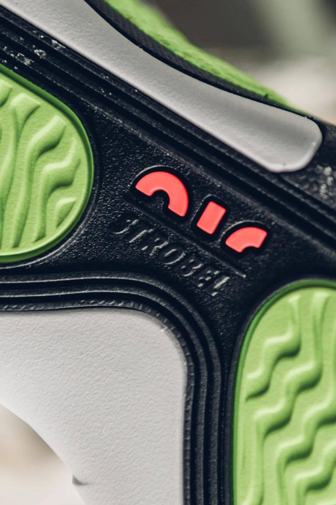 无论是针对性升级的全掌air strobel气垫,还是含有缓冲泡棉的整体框架