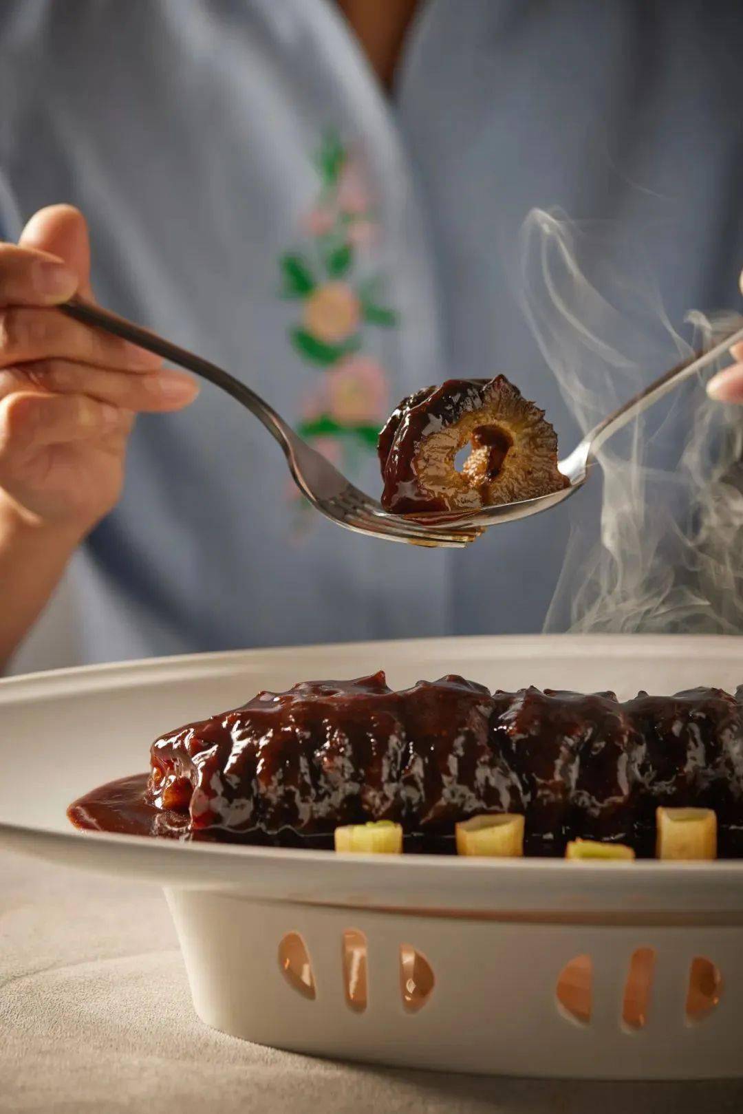 生拆蟹粉菱角糕.石锅脆米辽参.蜀味宫爆虾球.