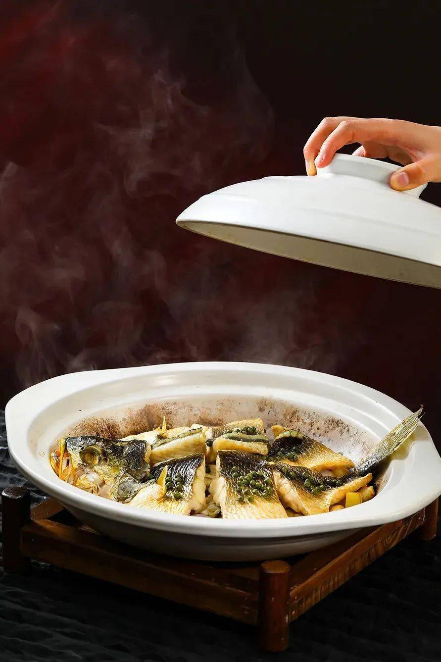 檀岛汁小青龙.泰式青柠蒸枪鱿鱼.蜀味宫爆虾球.石锅脆米辽参.