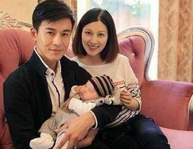 乔振宇曾向拍拖八年的女友王丽坤提出了分手，并随后与...