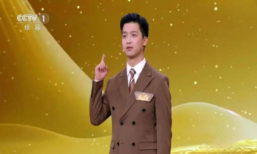 央视主持人大赛金奖杨旭接受媒体采访,一句话引发网友广泛吐槽_学历