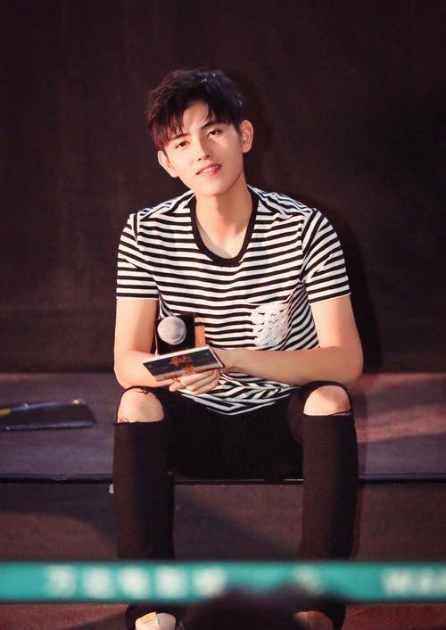 从成长经历上来看,李易峰出生于1987年的四川成都,就读于四川师范大学