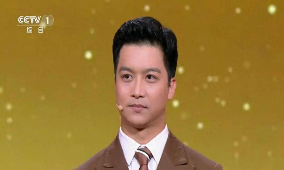 央视主持人大赛金奖杨旭接受媒体采访,一句话引发网友广泛吐槽_学历