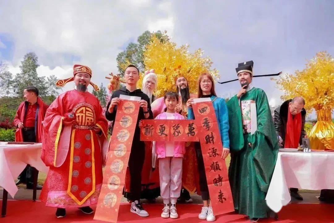 东莞观音山千人挥春写福,福气满满!_活动_书法_中国楹联学会