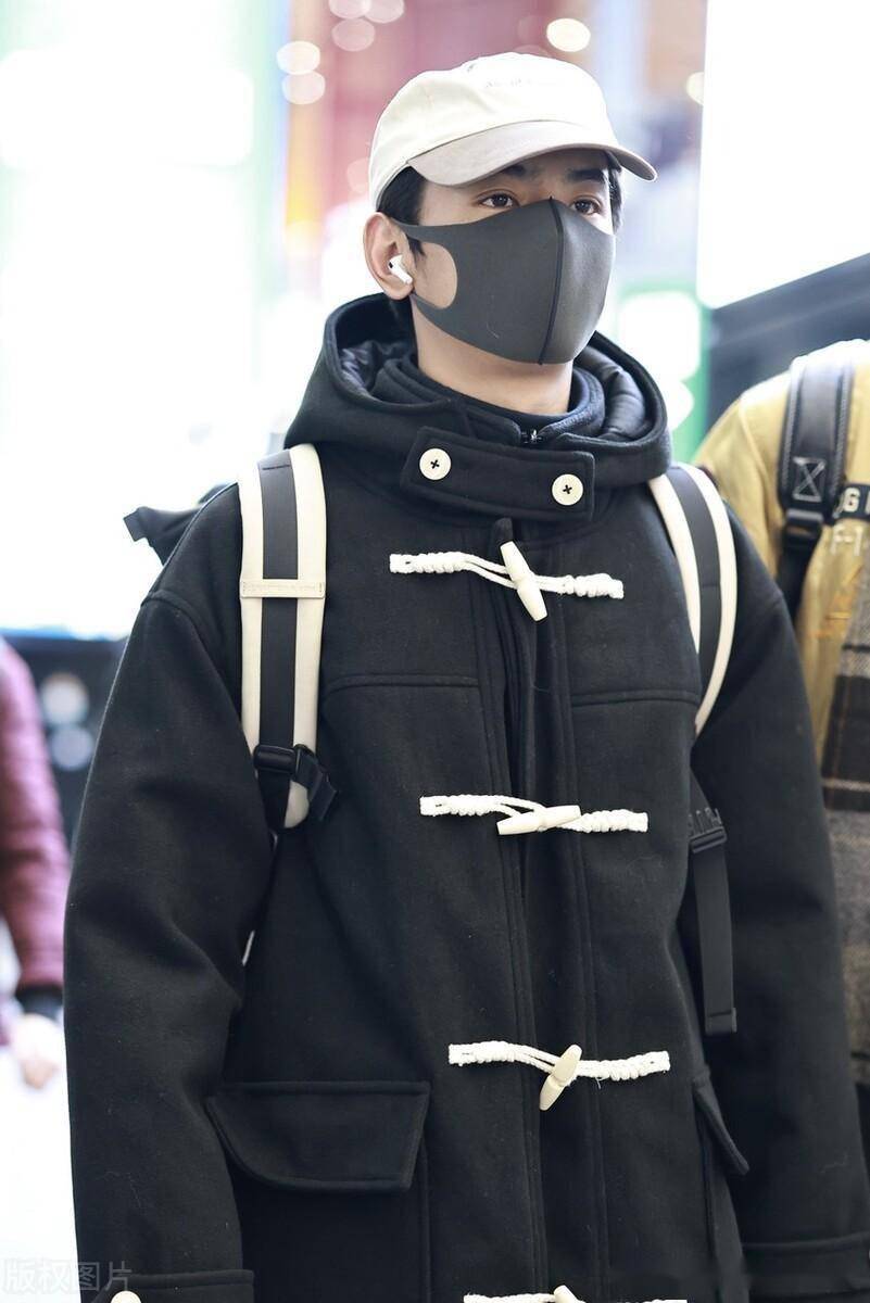 丁真北京到达,牛角扣大衣少年感满满_机场