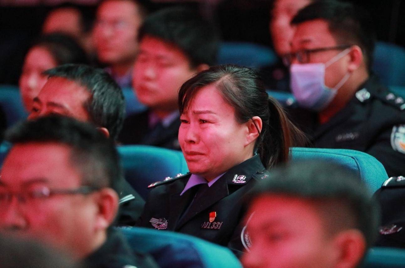 在新疆专场报告会上,这一幕让人泪崩_英雄_艾热_英烈