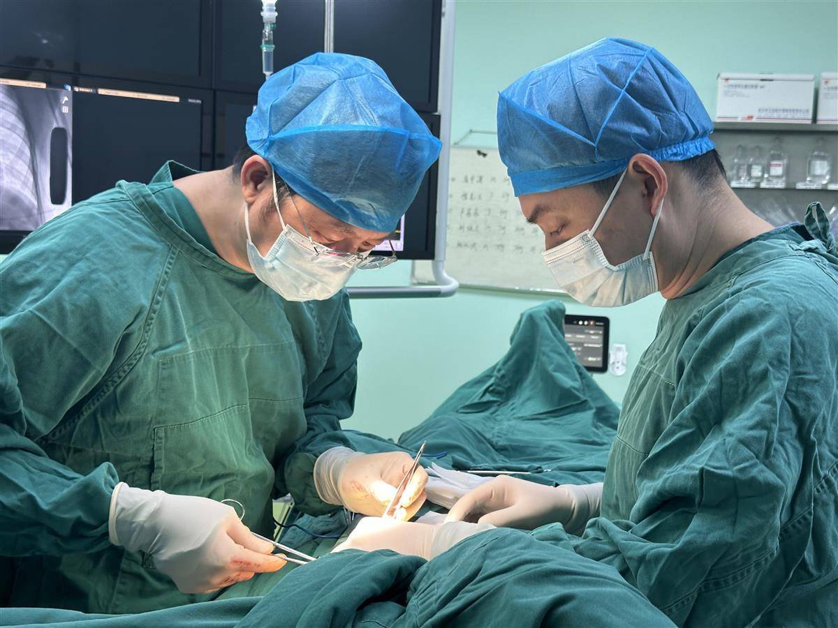 心脏悄然"变胖",9岁男孩心脏骤停险丢命,武汉专家"打隧道"植入心脏"