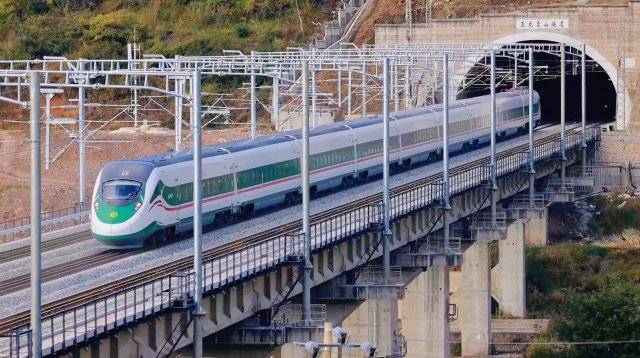 昆明—乌鲁木齐k1502/3 k1504/1次,昆明—长春k2286/7 k2288/5次列车