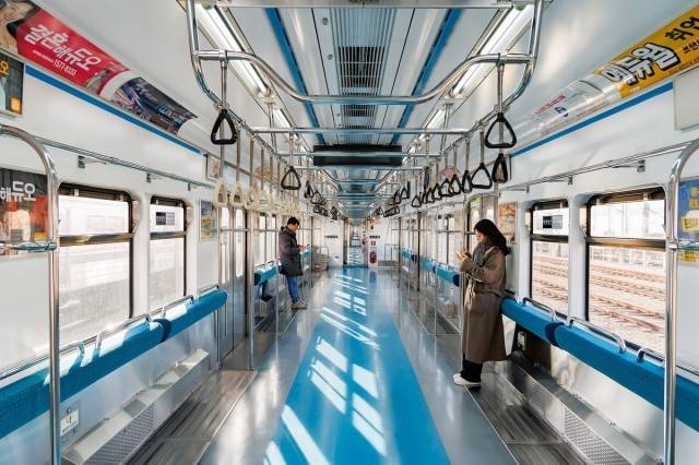 韩国首尔推出无座椅地铁车厢 内部画面曝光：吊环密密麻麻 (图1)