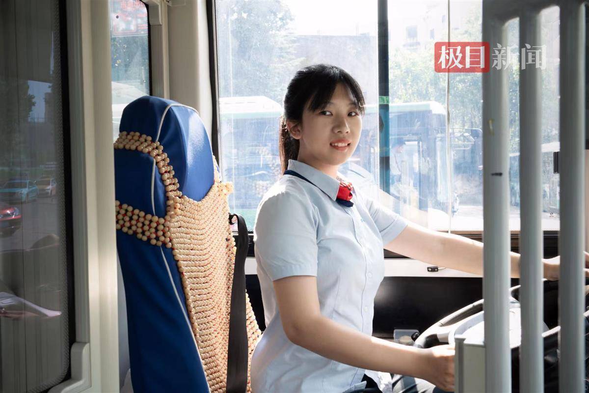 极目帮办|女公交司机行驶途中捡到一袋香烟,无人认领欲寻失主_杨灵