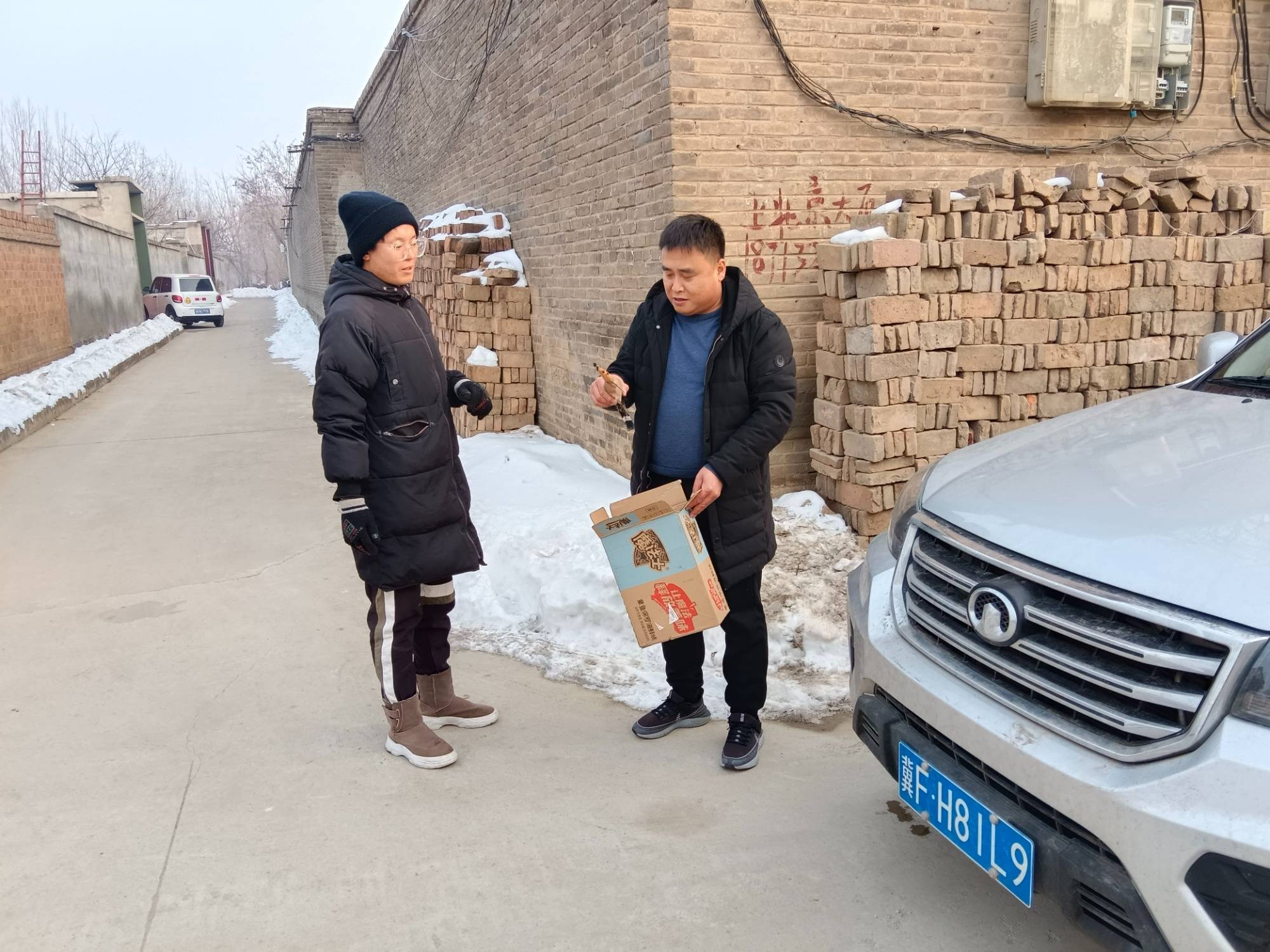 安国市自然资源和规划局工作人员接到村民电话后,迅速赶到中佛落村对