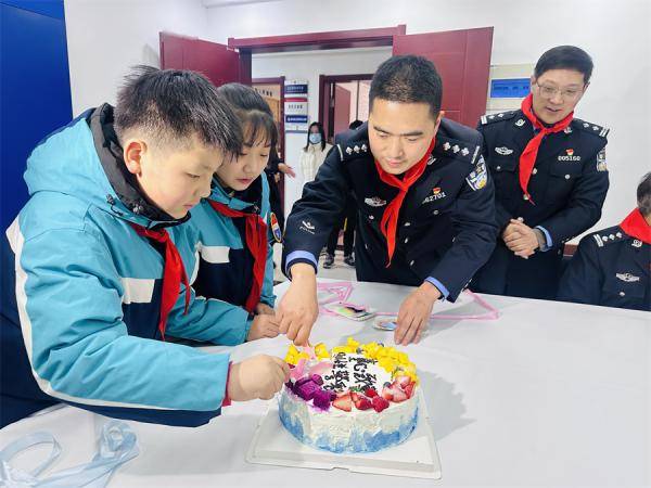 表達了對人民警察崇高的敬意,為警察叔叔們繫上紅領巾,警察叔叔靡也