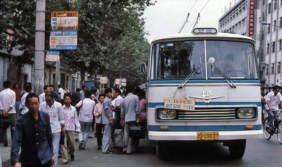 1983年,郑州的公共汽车也是上海牌的,可见80年代上海的汽车工业十分