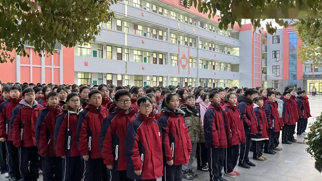 沭阳县修远中学初一年级举行小手拉大手冬季安全教育主题升旗仪式