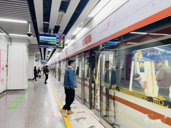 中午12时许,地铁9号线行车间隔已恢复正常 记者陈薇 摄地铁翁梅站