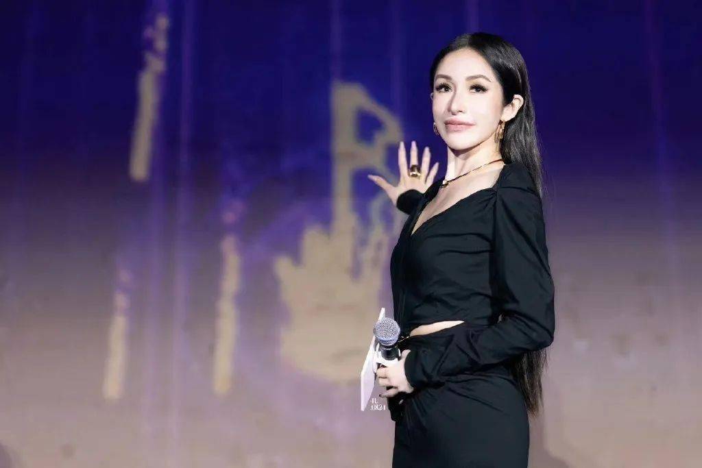 "天后回归"火爆热搜,刚过完44岁生日的萧亚轩重返舞台,状态非常好,让