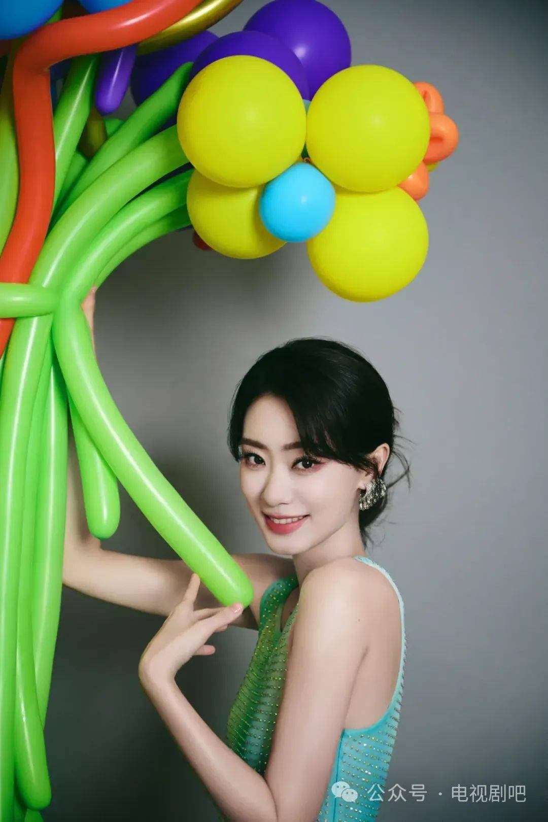 张小斐晒生日美照 气质温柔身姿曼妙女人味十足_照片_黑色_长裙