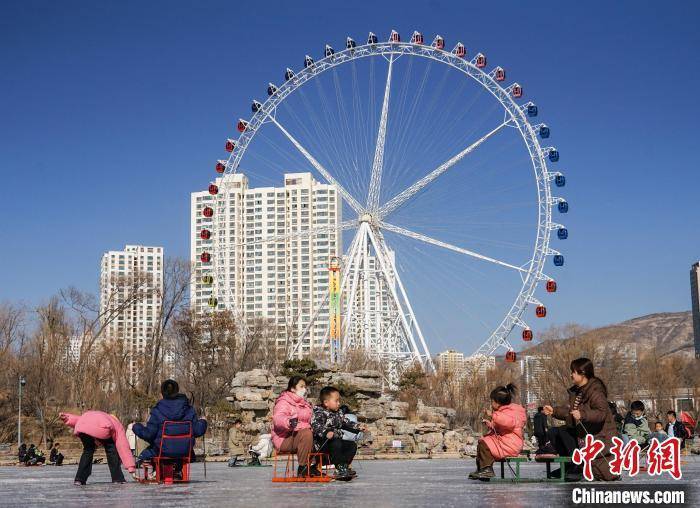 青海西宁:"三九天"民众乐享冰趣_人民公园_滑冰场_铭言