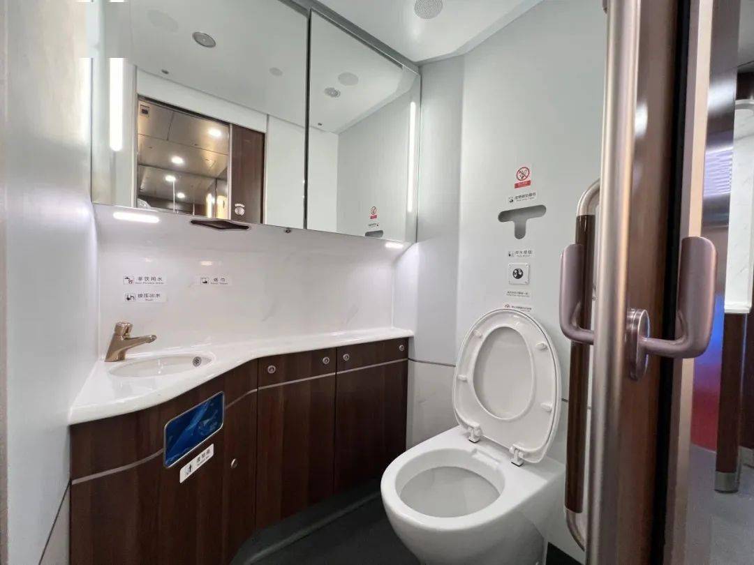 此外,单车厢内的自动广播音量还可以供旅客调节,娱乐音频,卫生间内